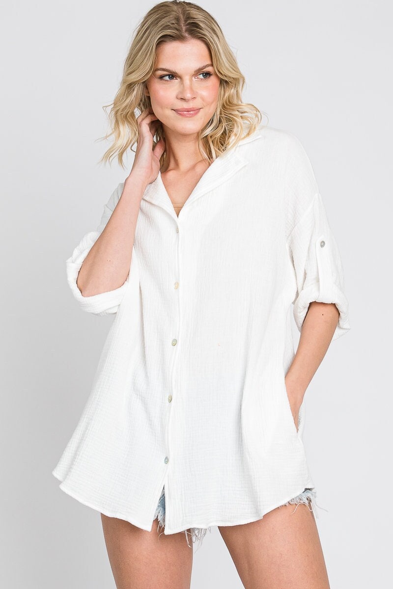 '-Button down closure with collar
-Drop shoulder 
-3/4 Sleeve with roll up sleeve Tap + button on the sleeve 
-Back York pleats
-Loose fit cotton gauze fabric
-Garment washed 
-Side Pocket 
-Length: 28"
-Chest: 28"